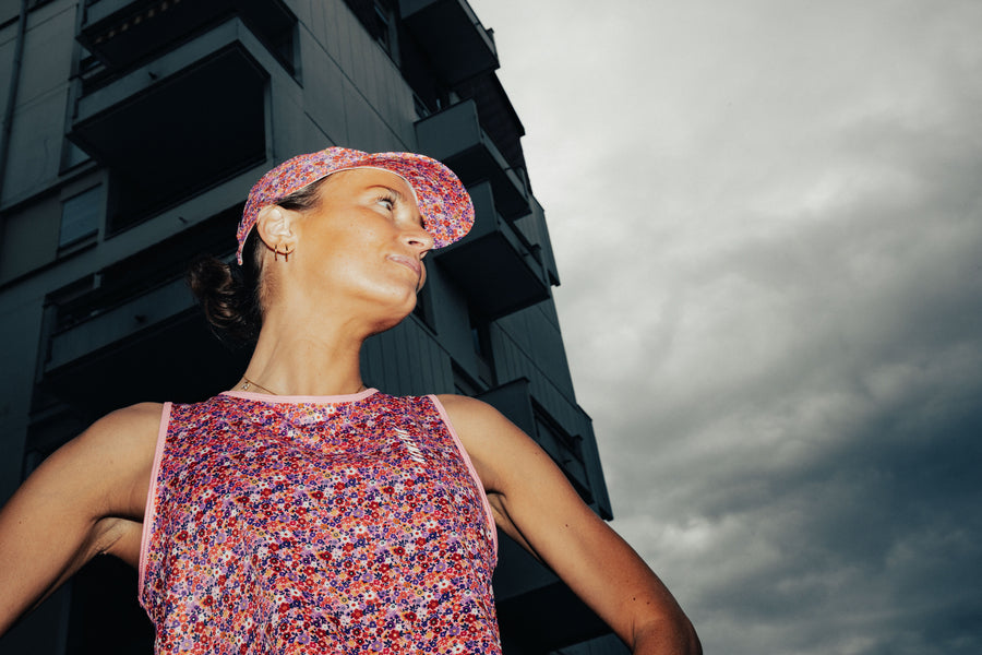 MAVRIK CROP TOP FLORAL CHERRY - Maillots trail-running - 2 - kinetik-adrenalink