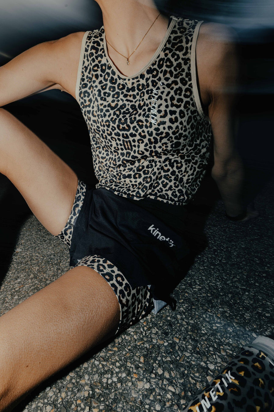 MAVRIK CROP TOP LEOPARD - Maillots trail-running - 2 - kinetik-adrenalink