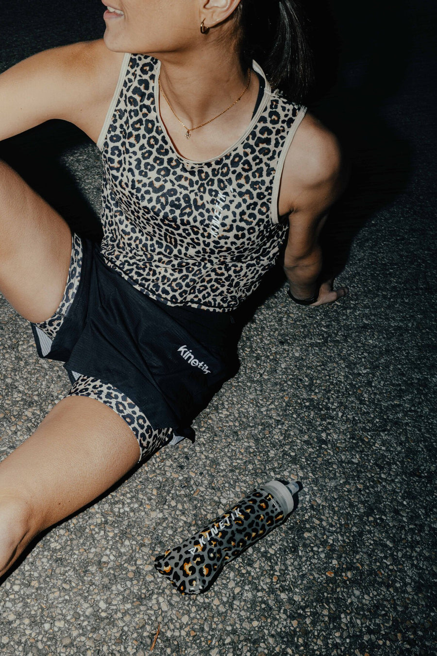 MAVRIK CROP TOP LEOPARD - Maillots trail-running - 3 - kinetik-adrenalink