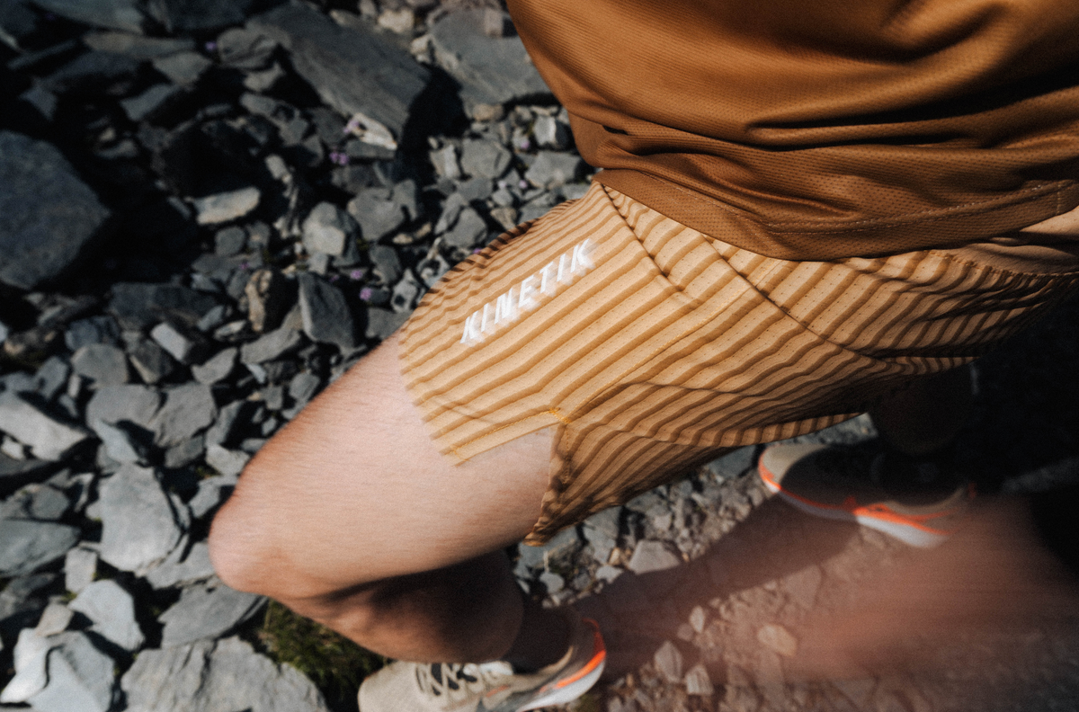 AEROK 6 MEN COLOR STRIPE METALLIC BRONZE - Shorts trail-running - 12 - kinetik-adrenalink
